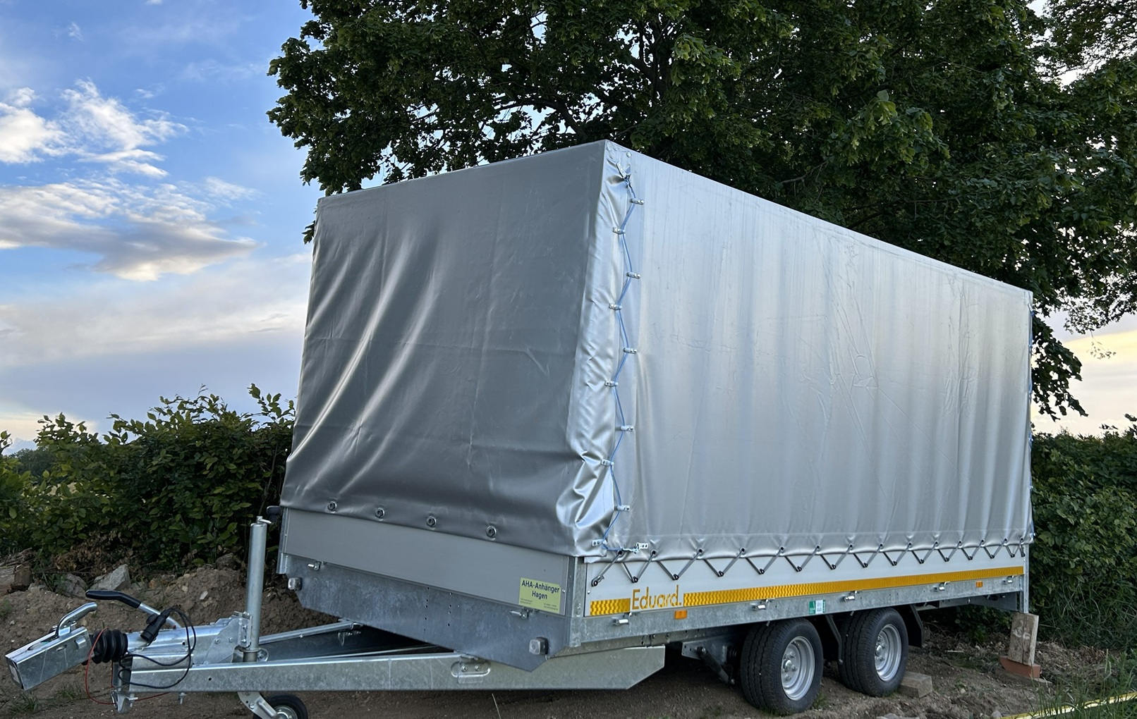 Kastenanhänger mit Hochplane XXL mieten